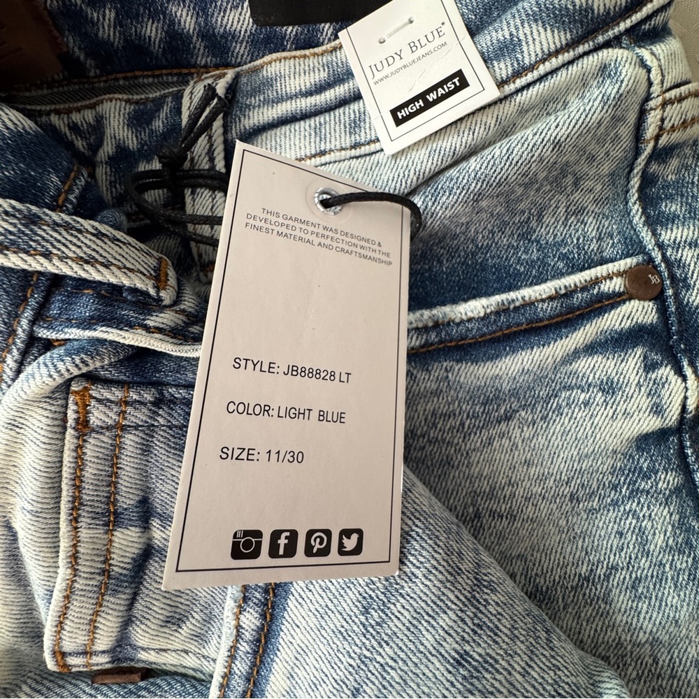 Judy Blue Light Acid Wash Wide Leg Jeans - Picture 6 of 10